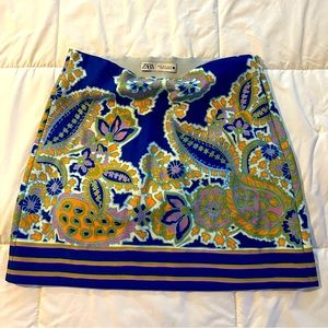 ZARA falda corta con colores azul y dorado, talla M